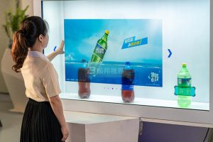 在展廳設計中運用互動透明屏，具體能帶來哪些獨特的優勢與好處？