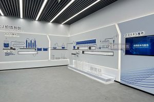 在追求極致沉浸感的展廳中，多媒體技術的具體運用策略是怎樣的？